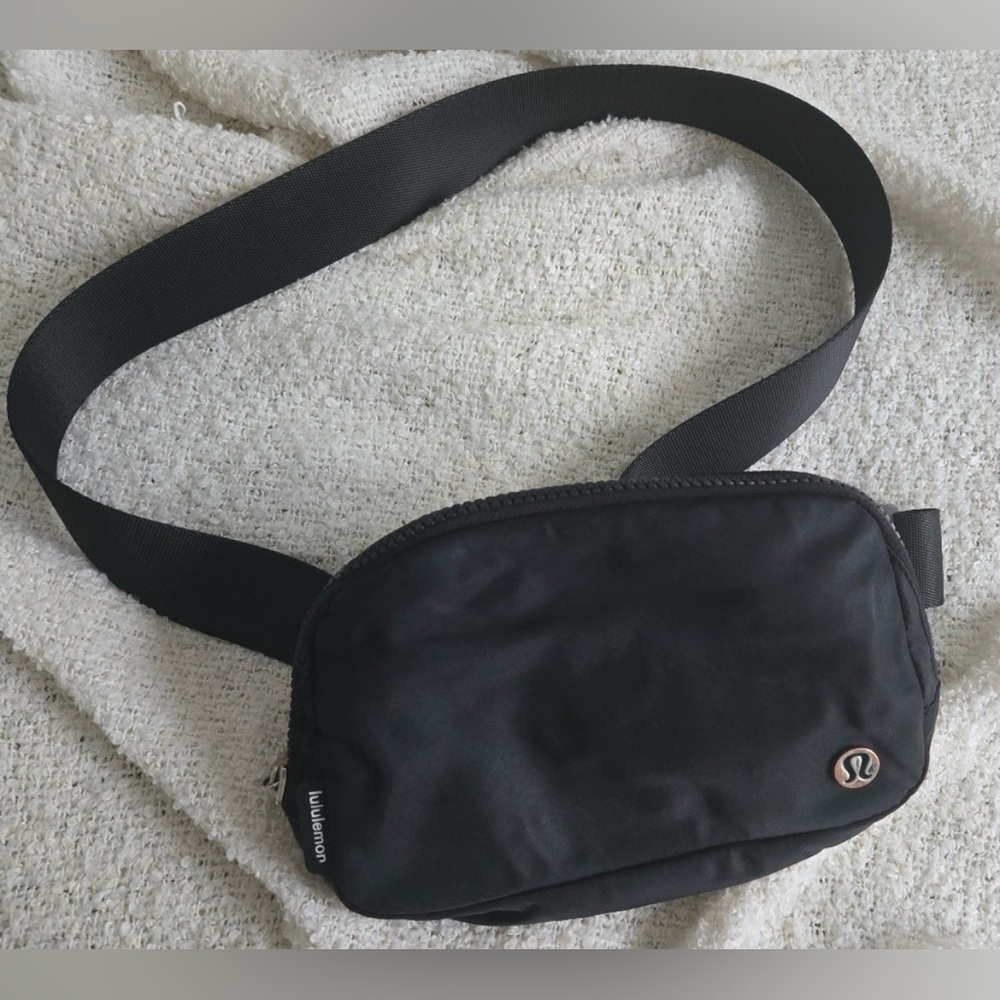 LULULEMON EVERYWHERE Black Crossbody Bag -  1 L